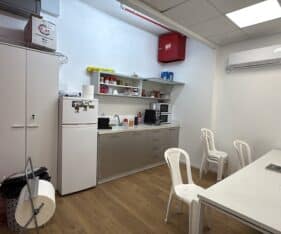 מחסן נגיש לפריקה וטעינה עם משאיות שונות