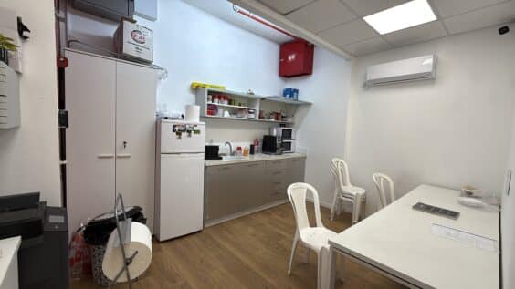 מחסן נגיש לפריקה וטעינה עם משאיות שונות