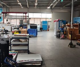 מבנה מצויד בספרינקלרים עם מאגר ורכזת גילוי אש