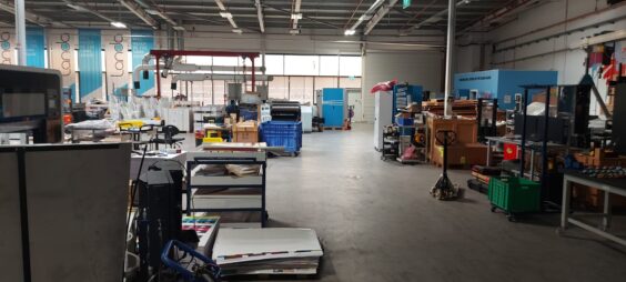 מבנה מצויד בספרינקלרים עם מאגר ורכזת גילוי אש