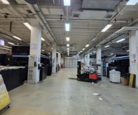 מבנה התעשייה נגיש עם דלת גלילה נוחה, גובה 4