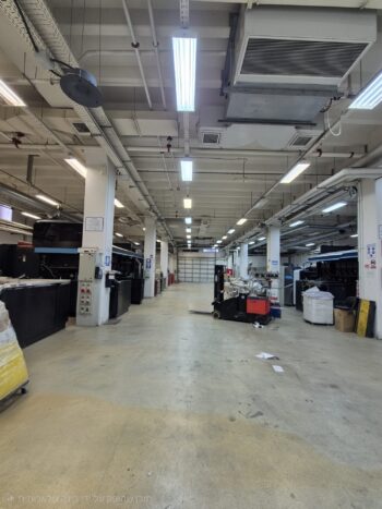 מבנה התעשייה נגיש עם דלת גלילה נוחה, גובה 4