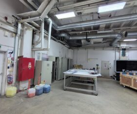 מבנה התעשייה נגיש עם דלת גלילה נוחה