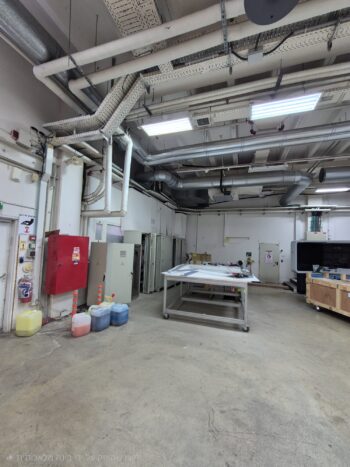 מבנה התעשייה נגיש עם דלת גלילה נוחה