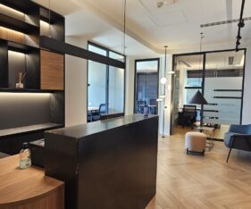 גמר אדריכלי מוקפד וריהוט איכותי