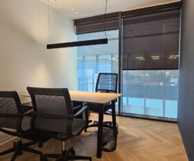 חדרי עבודה מרווחים וחדר ישיבות