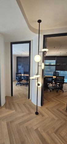 מואר מאוד עם חזית זכוכית