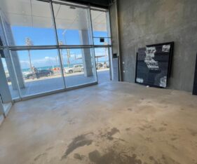 תקרות גבוהות וחלונות ענק שמשקיפים ישירות לים