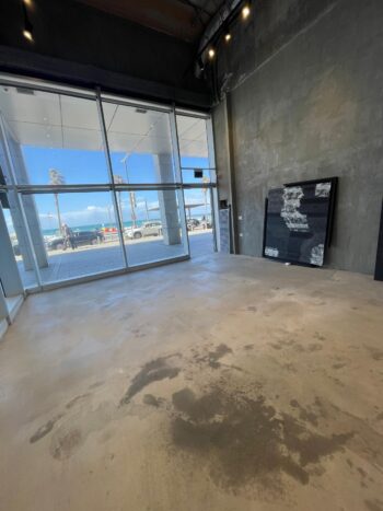 תקרות גבוהות וחלונות ענק שמשקיפים ישירות לים