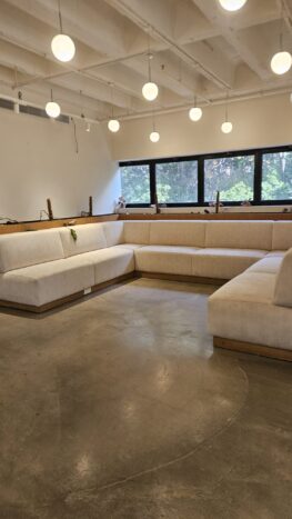 זכוכית שקופה המכניסה אור טבעי ונוף