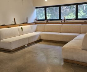 זכוכית שקופה המכניסה אור טבעי ונוף