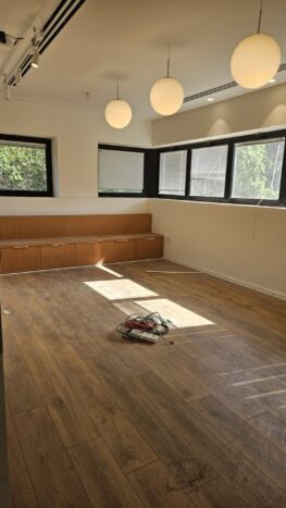 תקרות חשופות, ריצוף בטון מוחלק ופינות ישיבה מובנות