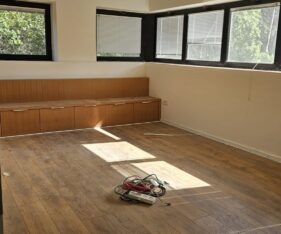 תקרות חשופות, ריצוף בטון מוחלק ופינות ישיבה מובנות