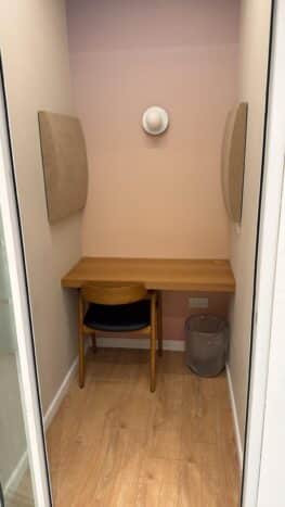 עם תקרות גבוהות שנותנות תחושת מרחב אינסופית