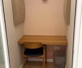 עם תקרות גבוהות שנותנות תחושת מרחב אינסופית