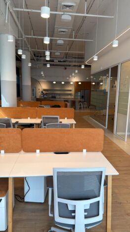 צמוד לצירי התחבורה הראשיים, מרחק הליכה מהרכבת הקלה