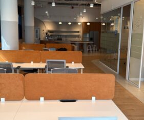 צמוד לצירי התחבורה הראשיים, מרחק הליכה מהרכבת הקלה