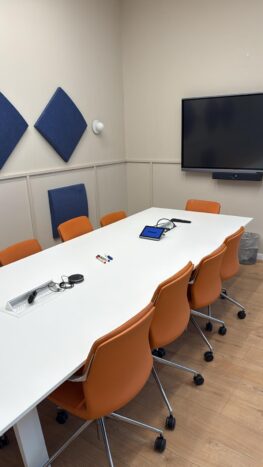 חלל Open Space, חדרים עם מחיצות זכוכית ומטבח