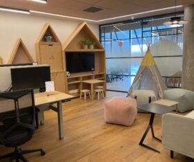 בסביבת הפארק מסעדות ובתי קפה, אודיטוריום פתוח ומכון כושר