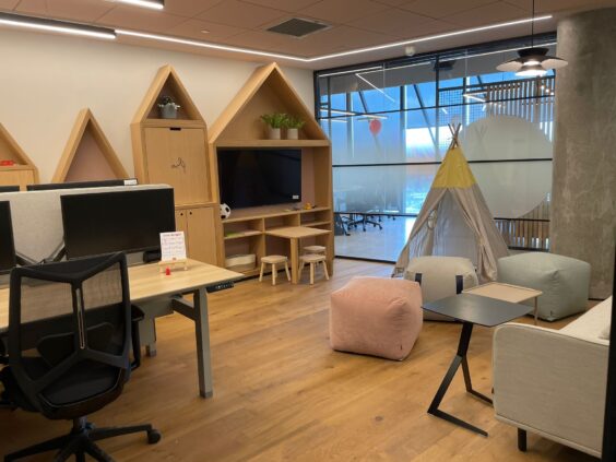 בסביבת הפארק מסעדות ובתי קפה, אודיטוריום פתוח ומכון כושר