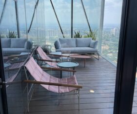 מגדל משרדים מפואר המהווה חלק מפארק משרדים ופארק ירוק