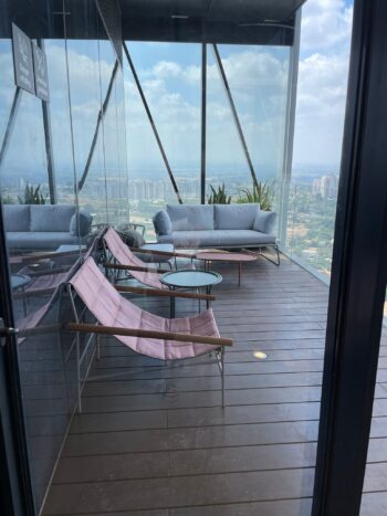 מגדל משרדים מפואר המהווה חלק מפארק משרדים ופארק ירוק