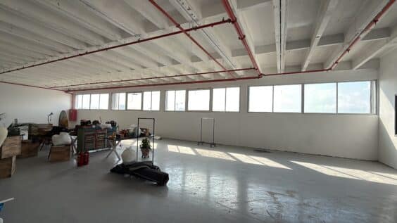 בקומה 2 עם נגישות של 2 מעליות משא