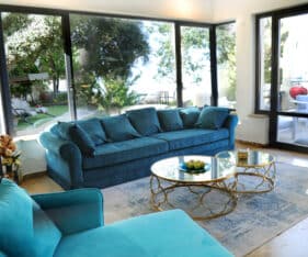 בקצה ההר במלחה הישנה, מוצע כעת למכירה בניין שלם