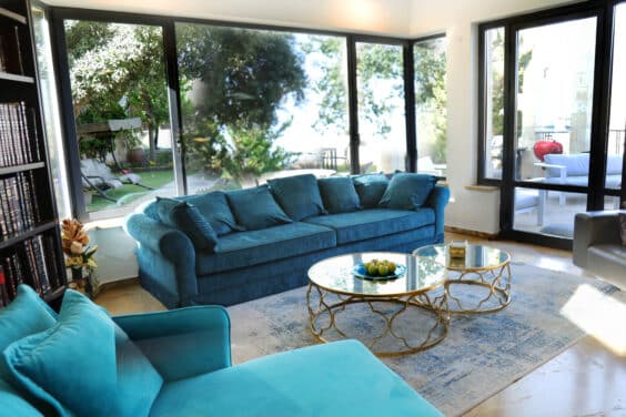 בקצה ההר במלחה הישנה, מוצע כעת למכירה בניין שלם