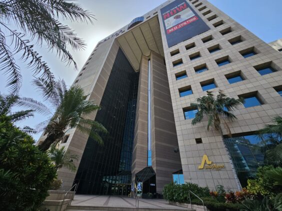 ניתן לשכור החל מ 1,050 מר קומה עצמאית