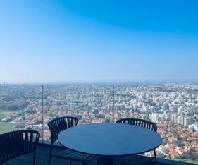 המגדל צמוד לתחנת רכבת רעננה ותחנת אוטובוסים מרכזית של רעננה