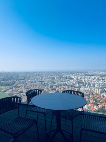 המגדל צמוד לתחנת רכבת רעננה ותחנת אוטובוסים מרכזית של רעננה