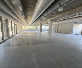 בקומת קרקע של בניין משרדים מבוקש