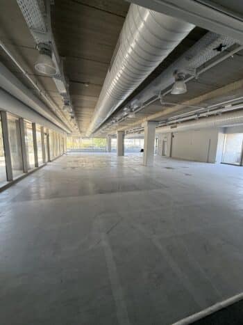 בקומת קרקע של בניין משרדים מבוקש