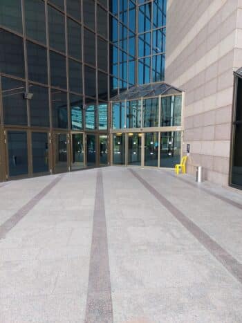 תחנת הרכבת הקלה, תחנת רכבת סבידור מרכז ולצירי תנועה ראשיים