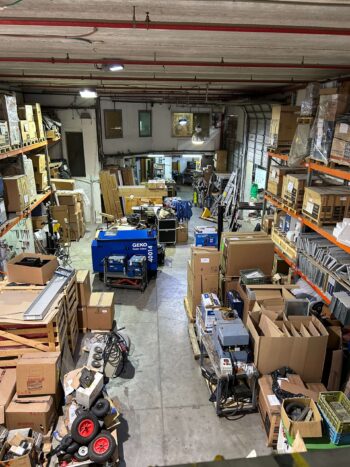 מול תחנת הרכבת, כולל שטח פריקה וטעינה של משאיות ורכבים