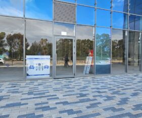 חזית מרכזית לטראפיק וחשיפה רבה בציר ראשי בנשר