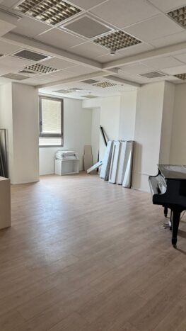 בבניין במרכז פארק המדע אבל בפינה שקטה