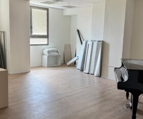 בבניין במרכז פארק המדע אבל בפינה שקטה