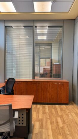 משרד מואר עם חלונות מהרצפה עד התקרה