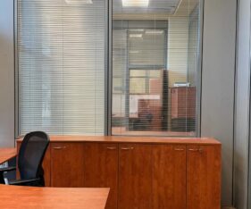 משרד מואר עם חלונות מהרצפה עד התקרה