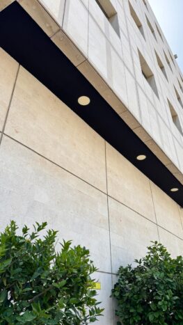 3 יציאות חוץ ויציאה אחת עיקרית ללובי