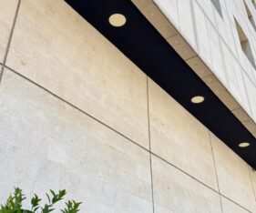 3 יציאות חוץ ויציאה אחת עיקרית ללובי