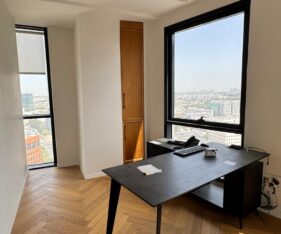 מחיצות זכוכית לאורך כל היחידות