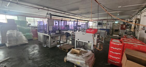המגרש כולל גישה מלאה לפריקה וטעינה ולחניות