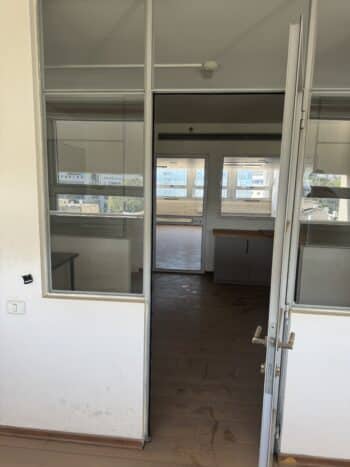 בלב אזור העסקים ובמרחק הליכה קצר מרכבת השלום