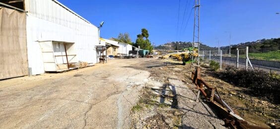 בקרבה לצירי תנועה מרכזיים בצפון