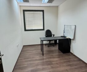 176 מר של משרד במקום שקט של פארק המדע