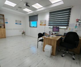 משרד קטן במצב גמר טוב בלב פארק המדע