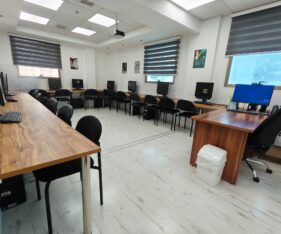 משרד קטן במצב גמר טוב בלב פארק המדע